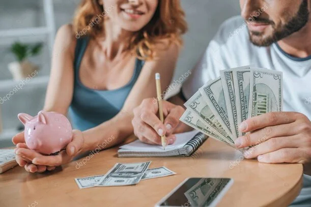 Famiglia che valuta i benefici ottenibili con l’ISEE