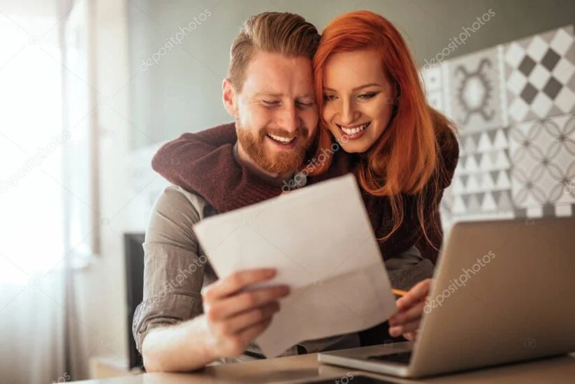Famiglia che invia online i documenti per il calcolo ISEE