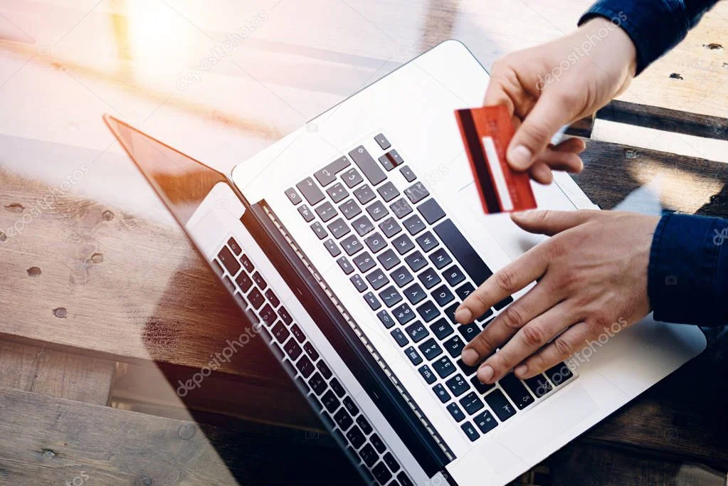 Pagamento online di servizi fiscali con carta su computer