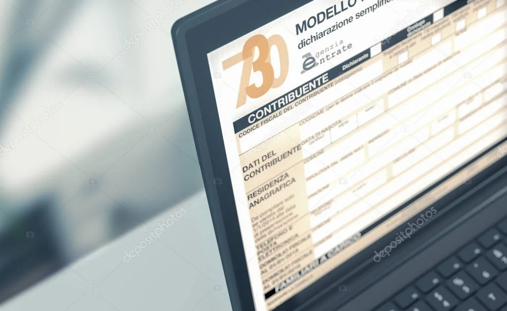 Compilazione del modello 730 online con computer e documenti