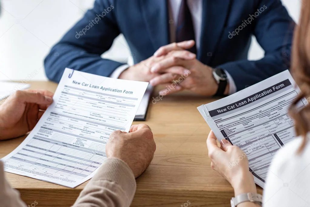Consulenza personalizzata con operatore che spiega i documenti
