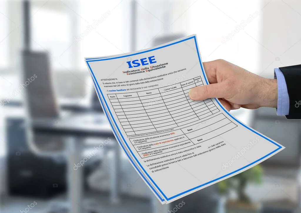 Famiglia che prepara i documenti per il calcolo ISEE