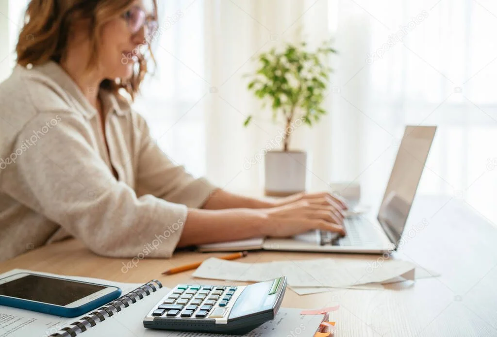 Assistenza CAF online con documenti e computer